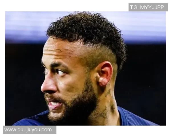 马内因背后犯规被VAR判罚黄牌引发争议球迷热议裁判判决合理性